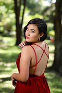 Vive una experiencia inolvidable con nuestro servicio de foto estudio en Caldas. Sesiones personalizadas en locaciones especiales para capturar tus momentos más preciados. Contáctanos ahora vía Instagram o WhatsApp.