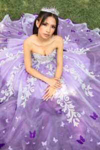 Descubre nuestro foto estudio en Envigado. Sesiones fotográficas profesionales en Medellín y el Valle de Aburrá. Elige la locación de tu preferencia y guarda recuerdos inolvidables con Orianthi – Wowz Fotografía.